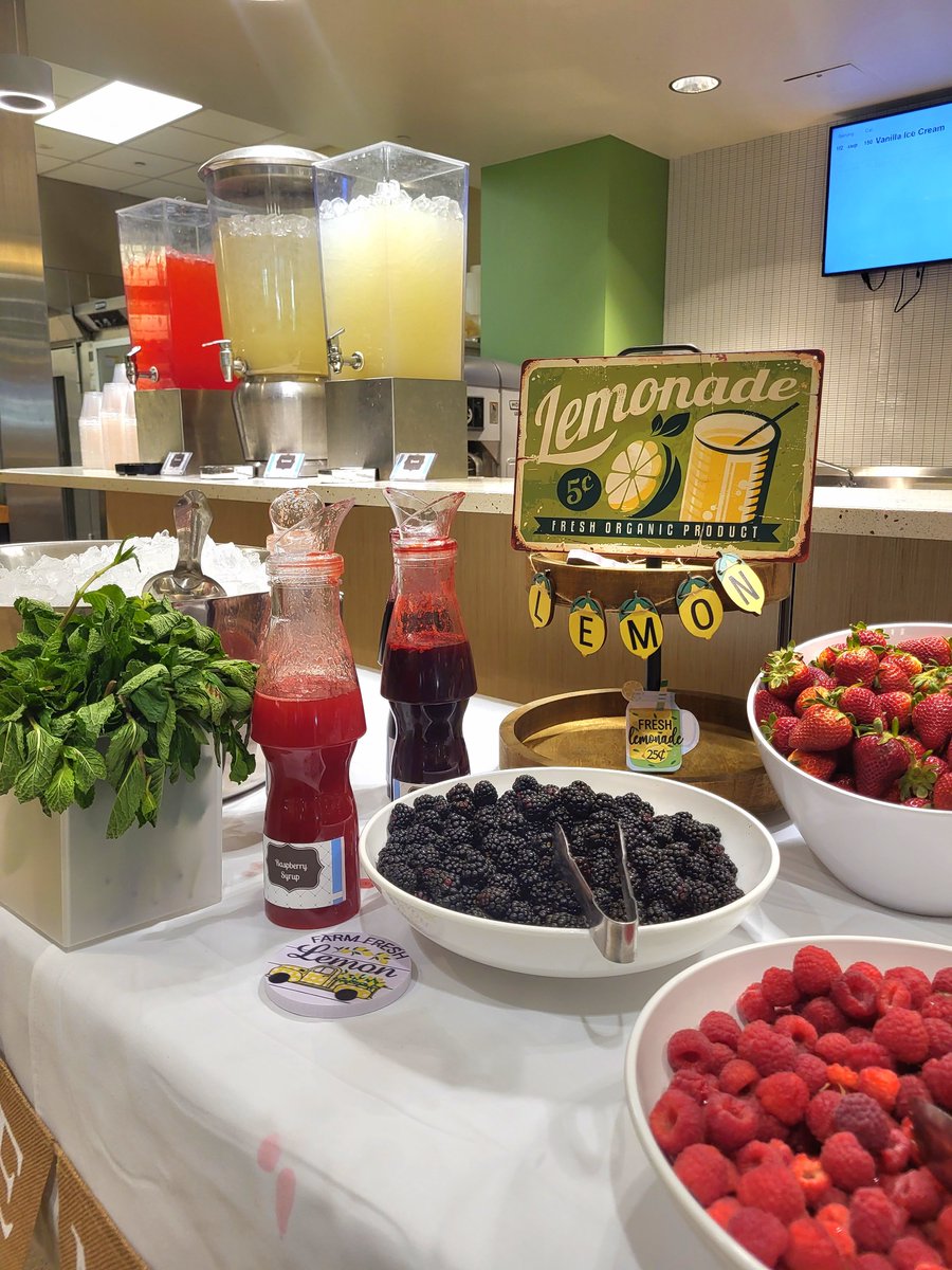 xavierdining's tweet photo. Xavier's Lemonade Stand π #XavierEats #Xavier #ChartwellsHigherEd https://t.co/BrcUIH2qCl