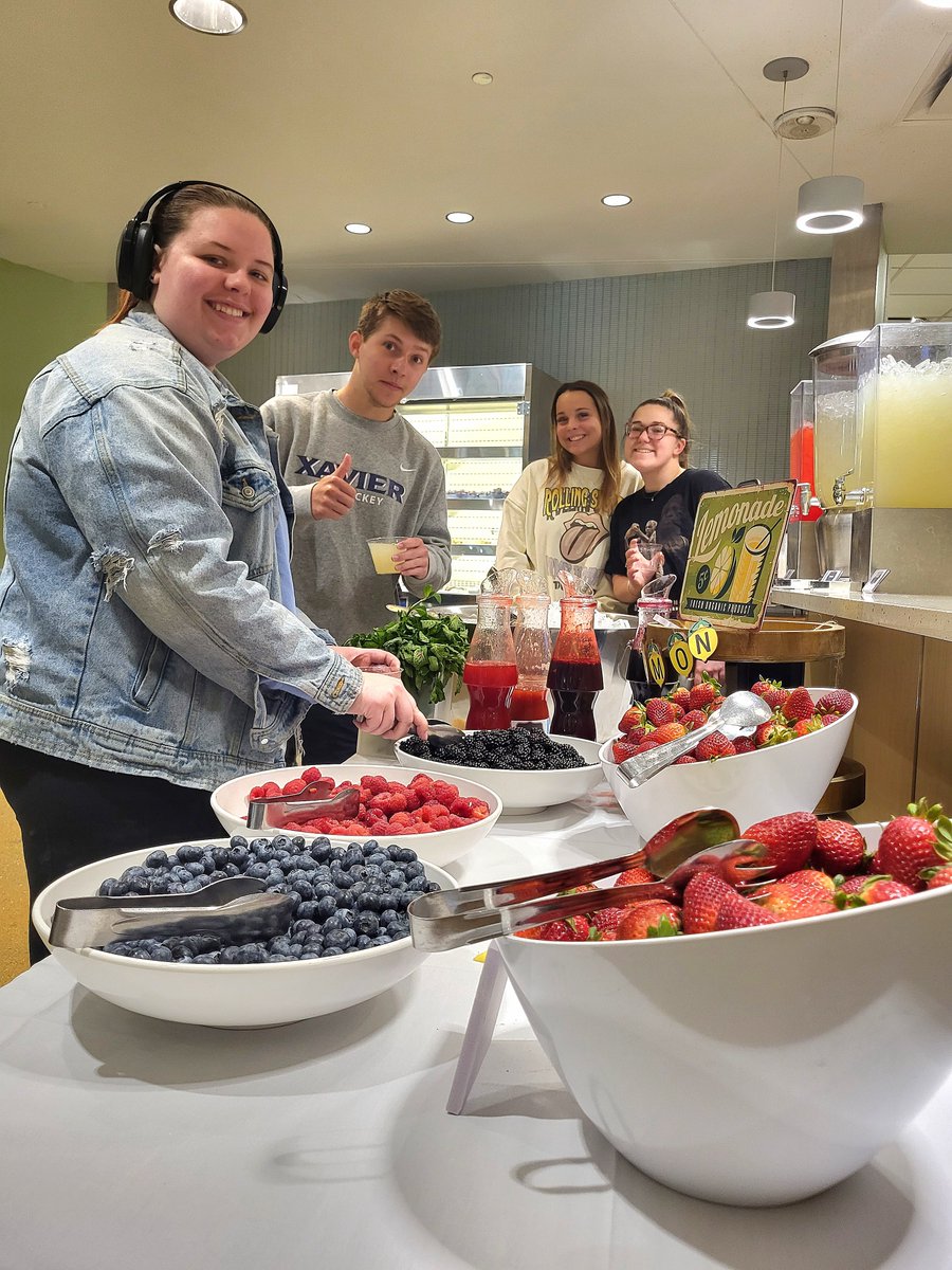 xavierdining's tweet photo. Xavier's Lemonade Stand π #XavierEats #Xavier #ChartwellsHigherEd https://t.co/BrcUIH2qCl