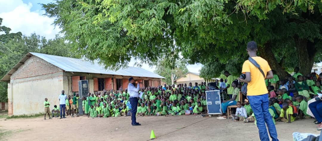 YLEC_Youth's tweet photo. Second day of #semproject sports activities @kichinjaji primary school #soroti
#treeplanting #solidwastemanagement #FoodSecurity https://t.co/PtsDSyyVA0