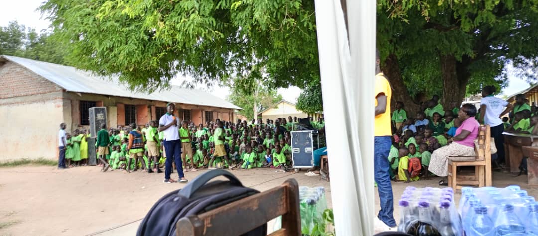 YLEC_Youth's tweet photo. Second day of #semproject sports activities @kichinjaji primary school #soroti
#treeplanting #solidwastemanagement #FoodSecurity https://t.co/PtsDSyyVA0