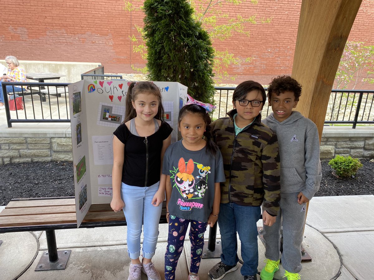 adamwhicks's tweet photo. It’s a perfect evening for MCMS’s Third Grade Exhibitions in beautiful downtown Shelbyville! @shelbycountysch @MCM_Principal @KellyHudsonMCM https://t.co/YqQKGswT4w