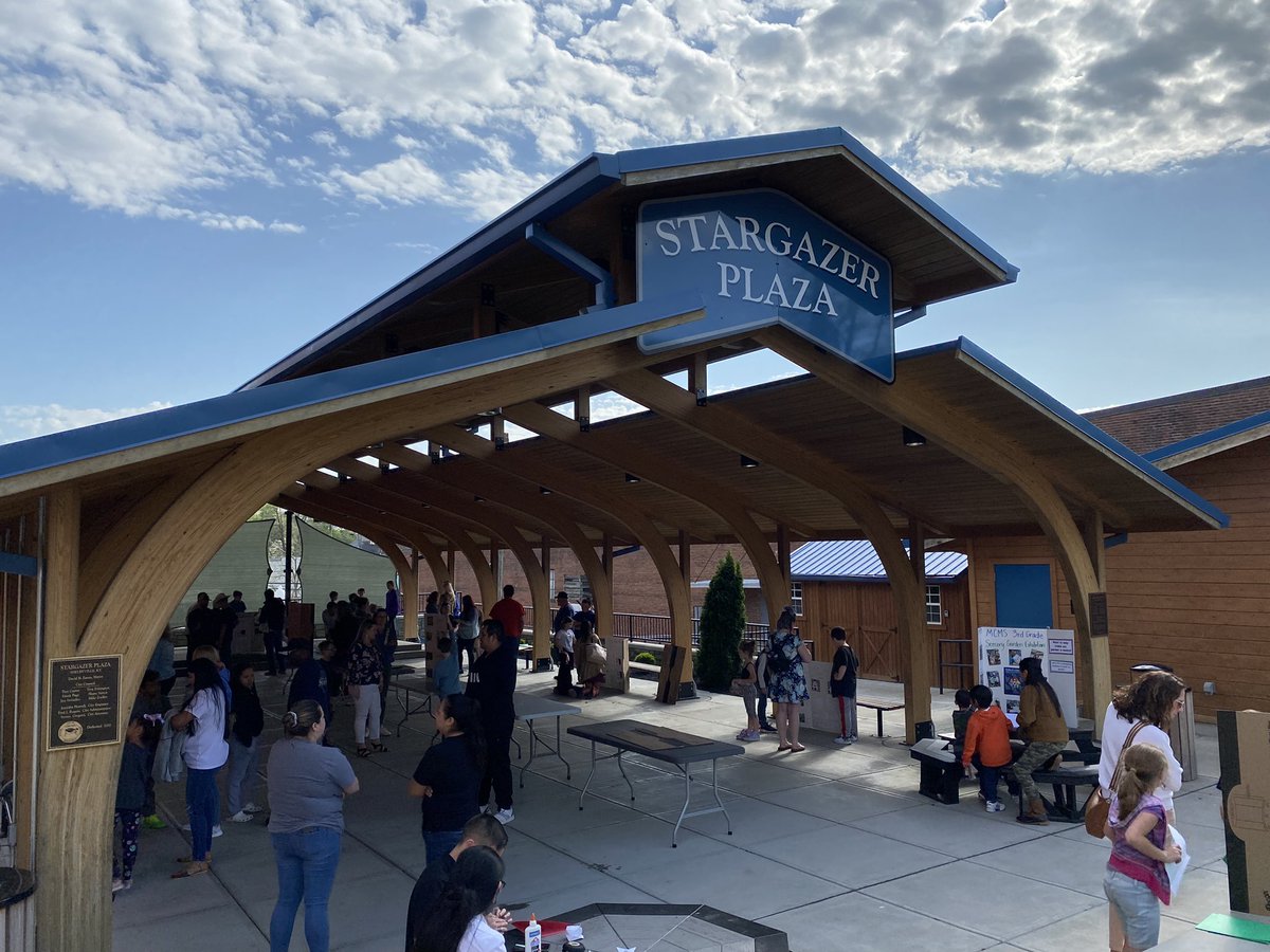 adamwhicks's tweet photo. It’s a perfect evening for MCMS’s Third Grade Exhibitions in beautiful downtown Shelbyville! @shelbycountysch @MCM_Principal @KellyHudsonMCM https://t.co/YqQKGswT4w