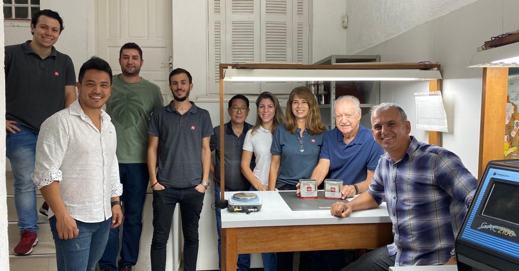 Nesta terça-feira, 18/04, os sócios proprietários da Matas Estate Coffee, Edenilson Cabral e Rodrigo Inoue, visitaram o escritório da Experimental Agrícola. Eles são parceiros da illycaffè e responsáveis por intermediar boa parte dos cafés da Região das Matas de Minas.