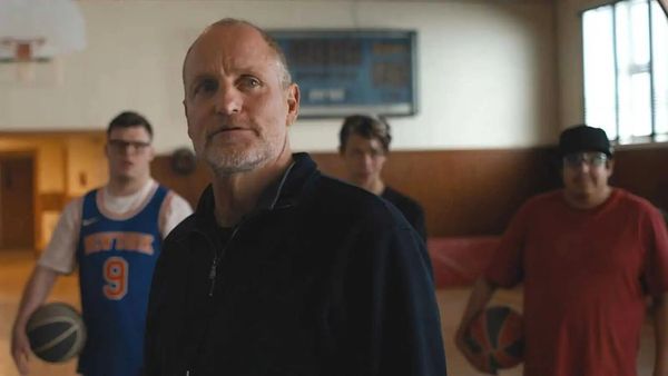 PolvoraRock's tweet photo. 🍿 Woody Harrelson en el remake a la joya española Los Campeones 🏀 Si viste la original esta película será floja y en una versión muy ligera (para que nadie se ofenda), pero si no la viste, te va a entretener a pesar de fallar en su ritmo 👀⏭ https://t.co/h1ZMAd8d2f https://t.co/eTfGjVipTn