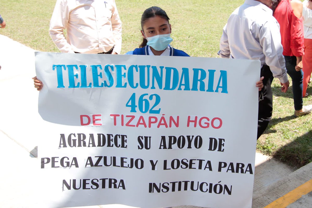 natycastrejonv's tweet image. Agradezco la grata bienvenida de la comunidad educativa de la Telesecundaria 361 de #SanAgustínMetzquititlán, en donde con una inversión de casi un millón de pesos, a nombre del gobernador @juliomenchaca_, hacemos la entrega de la techumbre de la cancha de usos múltiples, que…