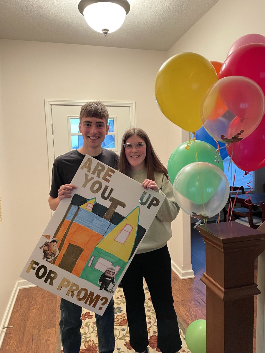 jfrazier1214's tweet photo. @buzzbrainard My daughter’s adorable Promposal. https://t.co/i3wP5hZrxl