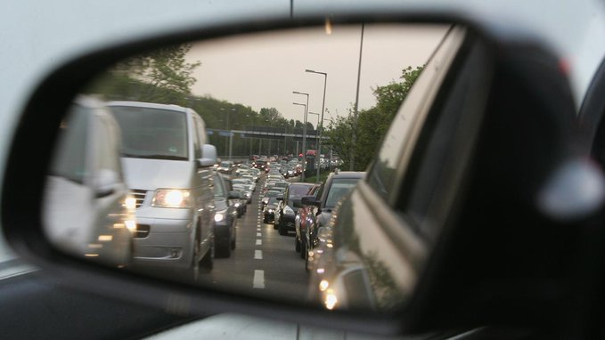 ErnstvAll's tweet photo. #Klimaschutzgesetz - Grünenchef besteht auf #Klimasofortprogramm im Verkehr
Die Ampel ist uneins, ob Bundesverkehrsminister Volker #Wissing Klimasofortmaßnahmen auflegen muss. #Gruenen-Chef Omid #Nouripour sagt, noch gelte die bestehende Regelung.
https://t.co/fon1U46BOf https://t.co/bRjKBRXcD5