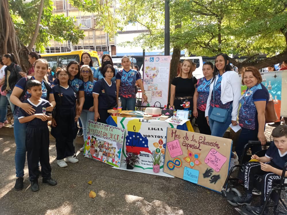 Berzabethg1's tweet photo. #18Abr La Directora del CDCET, Ana @berzabethg1 Gandica, en el Marco del mes de Educación Especial felicita a la Modalidad de Educación Especial, por la muestra pedagógica desarrollada en la Plaza Bolívar de San Cristóbal @nicolasmaduro @_laavanzadora @mippcivzla @mppeducacion https://t.co/pw7IziA3Fd