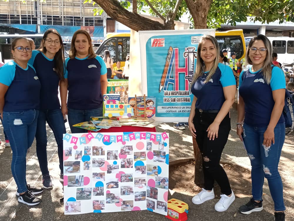 Berzabethg1's tweet photo. #18Abr La Directora del CDCET, Ana @berzabethg1 Gandica, en el Marco del mes de Educación Especial felicita a la Modalidad de Educación Especial, por la muestra pedagógica desarrollada en la Plaza Bolívar de San Cristóbal @nicolasmaduro @_laavanzadora @mippcivzla @mppeducacion https://t.co/pw7IziA3Fd