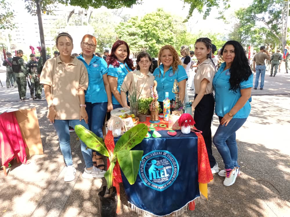 #18Abr La Directora del CDCET, Ana @berzabethg1 Gandica, en el Marco del mes de Educación Especial felicita a la Modalidad de Educación Especial, por la muestra pedagógica desarrollada en la Plaza Bolívar de San Cristóbal @nicolasmaduro @_laavanzadora @mippcivzla @mppeducacion