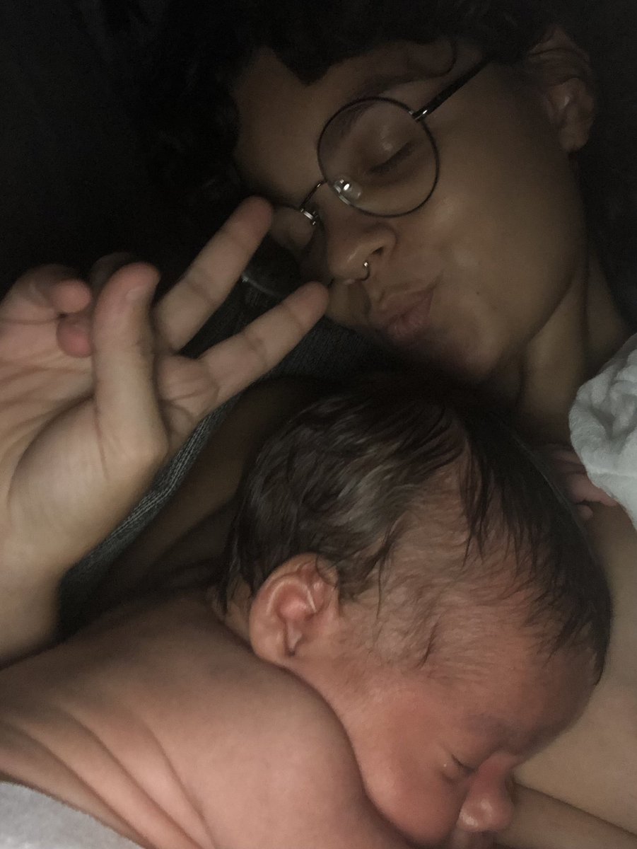 talitalllll's tweet photo. um neném que tá com dificuldade de dormir e uma mãe que precisa mt ir ao banheiro: https://t.co/rGAlMZo0hH