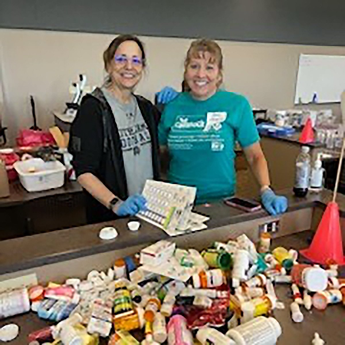 TTUHSC's tweet photo. Volunteers conducted another successful #MedicationCleanout Saturday at the #Abilene campus. 274 cars dropped off 998 pounds of unused or expired medications and 164 pounds of sharps for appropriate disposal!

Spring collection will conclude April 22 at the Lubbock campus. https://t.co/5lmQnlr62a
