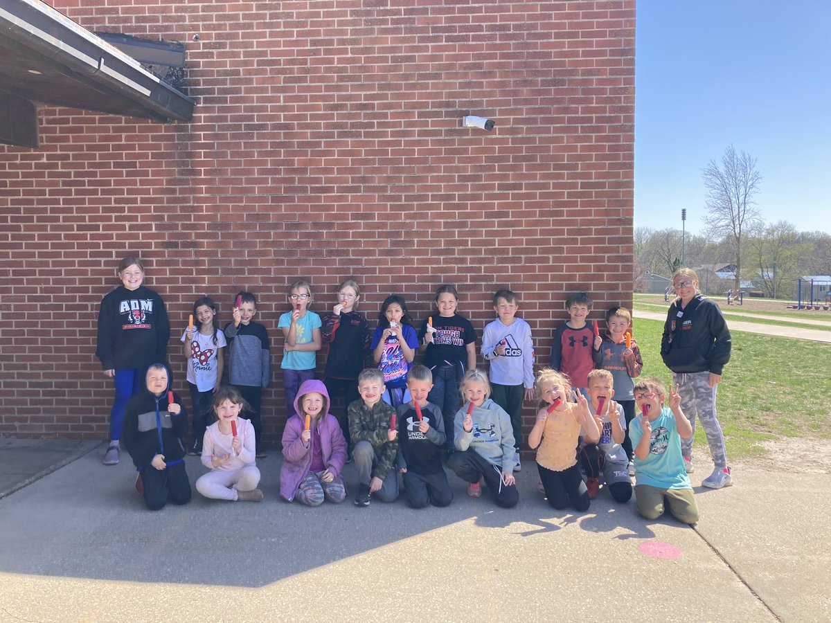 MissJobst's tweet photo. Thank you to Ella and Laney for bringing us popsicles to celebrate our hard work of bringing in big donations for their food drive! #WeAreADM https://t.co/FMhwOMZ9TA