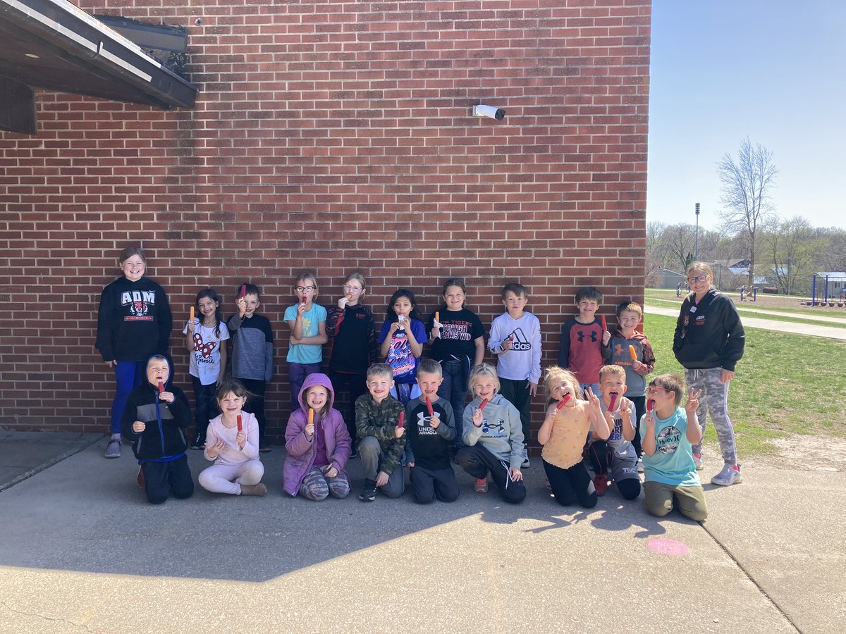 MissJobst's tweet photo. Thank you to Ella and Laney for bringing us popsicles to celebrate our hard work of bringing in big donations for their food drive! #WeAreADM https://t.co/FMhwOMZ9TA