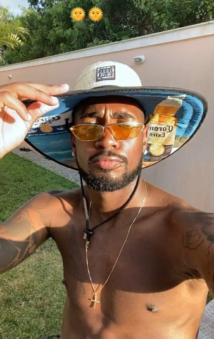 phapzxx's tweet photo. @mundodabola ESSE MANO É MAIS BONITO QUE O GERSON SANTOS? não me contive, tive que defender o coringão https://t.co/0qAjAQI562
