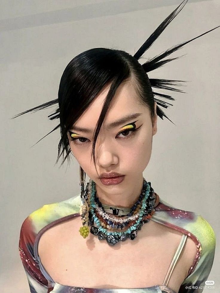 KLArg7090's tweet photo. Esto looks deriva de Asia, son un estilo Alternativo que en la década de los 90 y 2000s migraron al continente América, viéndolo así en varias famosas de hollywood como Britney, Hilary entre otras. Es claro que Kim Loaiza iba usar un look como esto ya que Hello Kitty es Japonés💋 https://t.co/3CGDHKmm1W