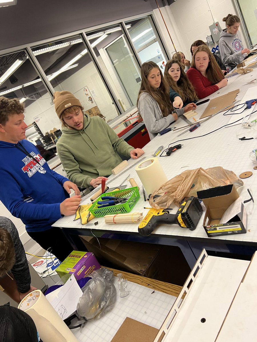 MrsYoungMath's tweet photo. Adv STEM Math working to create scale model traditional and non-traditional garden boxes. @MarysvilleECHS new gardens are going to look great! https://t.co/N8qHXRVwr3