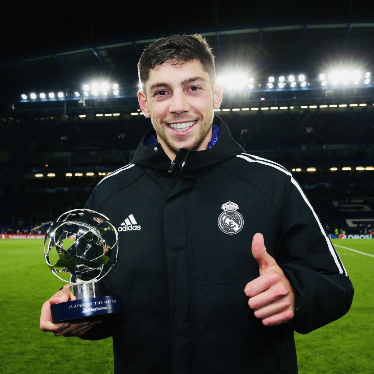 naigty's tweet photo. "Fede Valverde":
Porque llegó a su casa y al ver su bolsillo para sacar las llaves de su noto que aun tenía al jugador del Chelsea Enzo Fernández en su bolsillo, después de dar una masterclass en la #UCL. https://t.co/gdRIYHAY6N