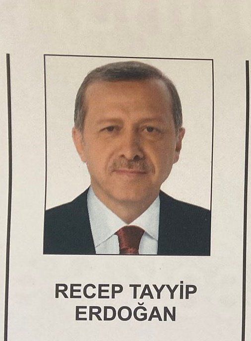 Erdoğan'ın gerçek yüzü/ Oy pusulasındaki yüzü.
Neden 10 yıl önceki fotoğrafını kullanıyor?