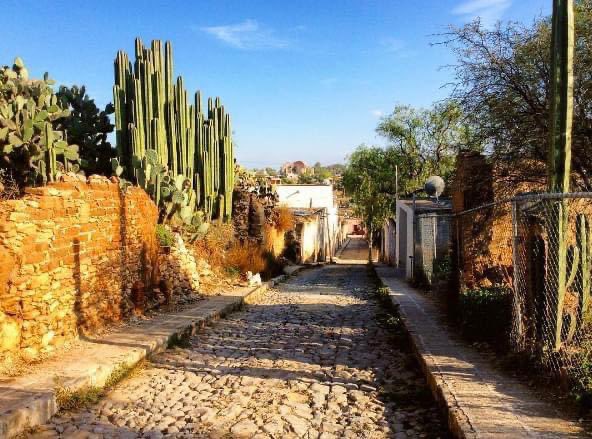 ✨Recorrer las calles de #MineraldePozos es viajar en el tiempo y detenerse a admirar el paso de los años e imaginar las historias que se vivieron en este hermoso #PuebloMágico.🕰️❤️✨

📷 @onemoretraveler