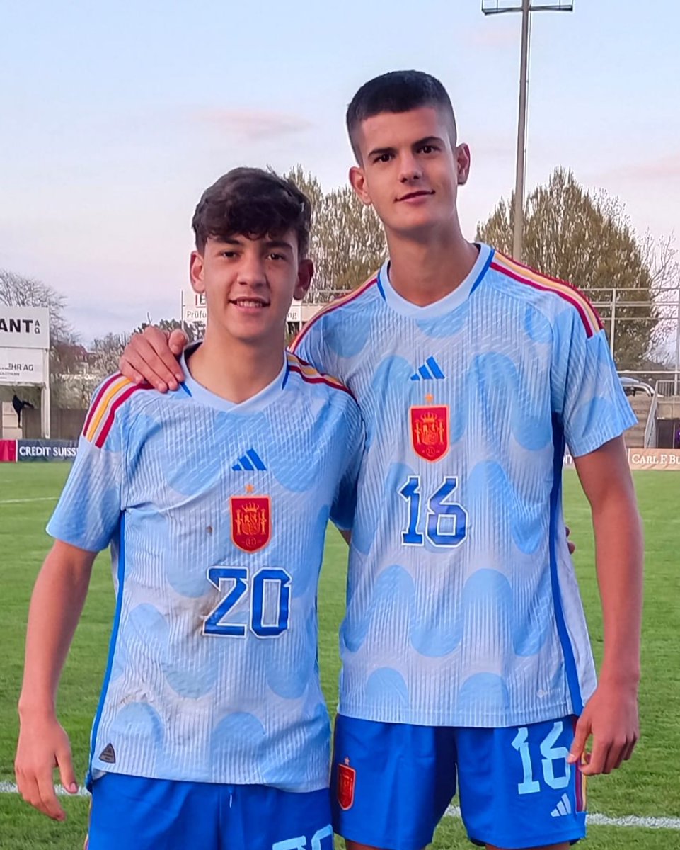 invsport's tweet photo. En Suiza 🇨🇭 Viendo a @chemaandres6 y @_edgar05_.
👀 sub18 : Suiza 0 - España 4
@SEFutbol
@rfef
#seguimos #scoutt #Acompañando #trabajo #sefutbol #rfef https://t.co/IFS7qAzfg7