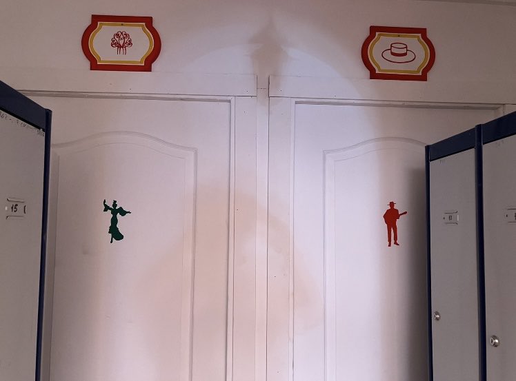 MacarenayPaco's tweet photo. En Sevilla hemos creado la nueva forma de decir: ’Niña ‘voy pal baño’ retrete 🚾🚻🚽:…
-Macarenaaa! Voy pal rojo 🔴! 
-Vale Paaacoo Yo Voy pal verde🟢!
#FeriadeAbril #FeriadeAbril2023 #FeriadeAbril23 #Sevilla https://t.co/IGMq02uVtt