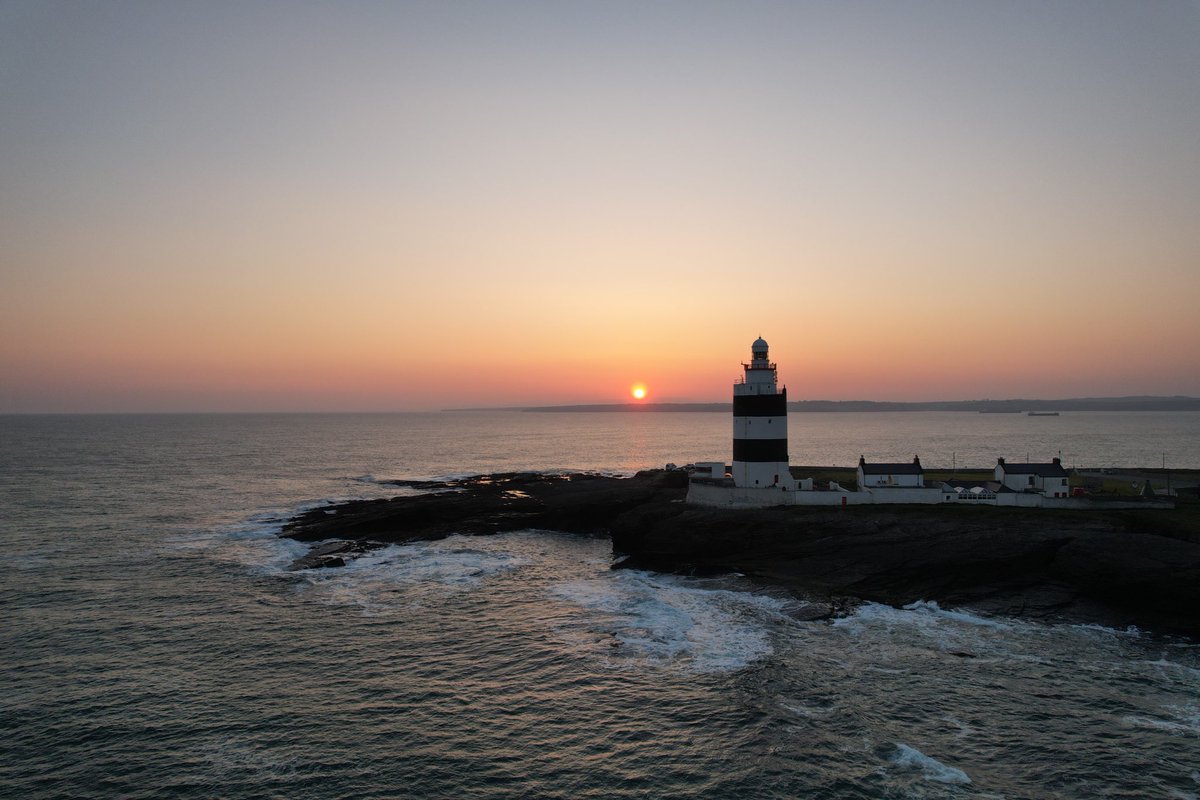 thehurler1's tweet photo. Sunset over Waterford harbour this evening,#Hookhead #Lighthouse #Wexford https://t.co/TNTgoPKoo1
