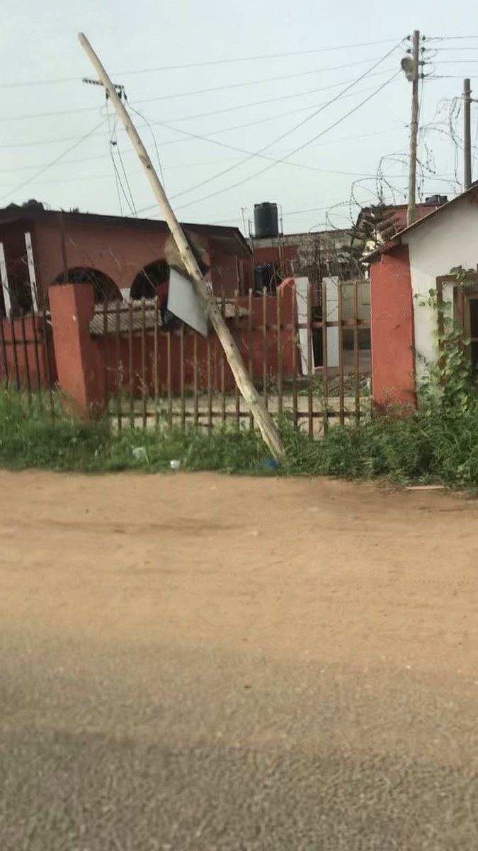AwaziAnge's tweet photo. ELECTRIC POLE FALLS ON RESIDENT’S HOUSE 
Danger looms At rainbow,
Spintex as an electric pole falls on a resident’s house.
@TDzineku 
@kodwoboateng 
@nmediacourse https://t.co/Jc6RfPdns6
