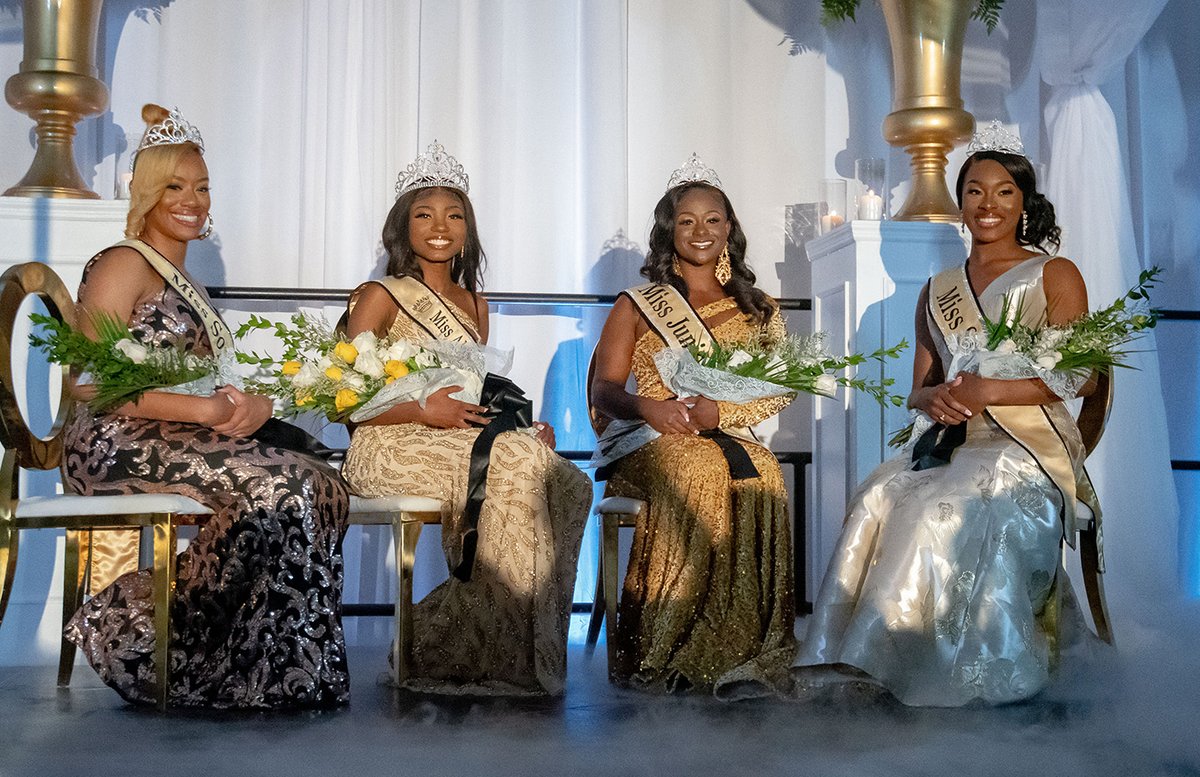 BamaState1867's tweet photo. Kayla Edwards, a Brooklyn, New York native, who is majoring in Biology Pre-Health, is Miss Alabama State University 2023-2024. Read more: https://t.co/okp4QReYxq #myASU #bamastate #MissAlabamaStateUniversity #MissASU Photos by Mykhi Johnson/ASU. https://t.co/knzQPRFcur