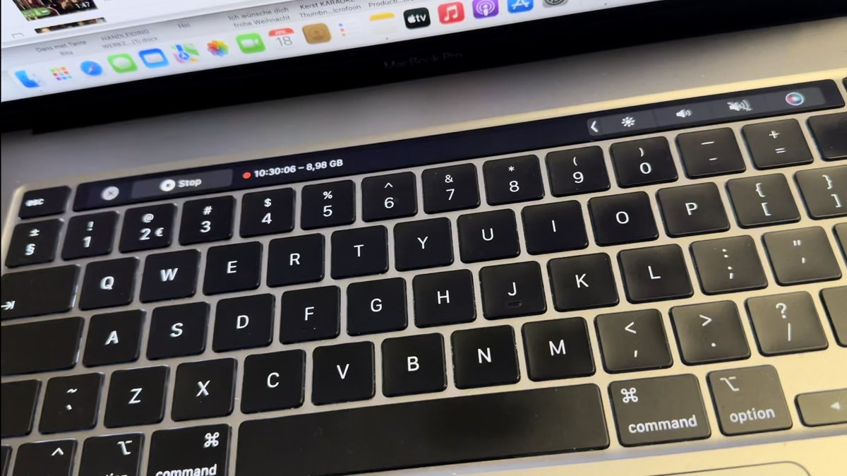 srodrigueznl's tweet image. Per ongeluk een schermopname (screen recording) van 10 uur en 30 minuten gemaakt op mijn laptop 😃😃🙊🙊 Gelukkig is het maar 8,98 GB voor zo’n lange video en heb ik het gelijk weer verwijderd, zonde van de opslagruimte anders 🤣 #macbookpro2019 #touchbar #screenrecording #lol