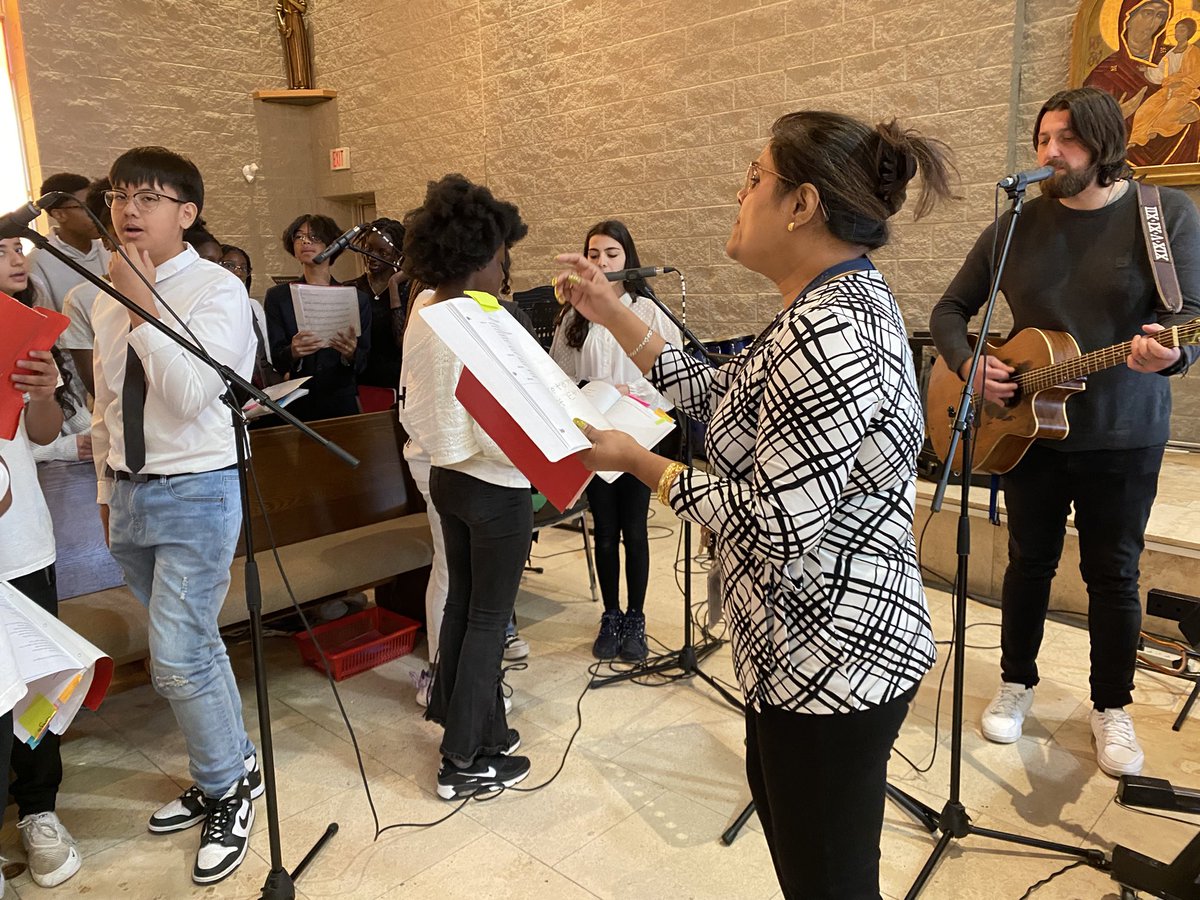 Mrs_FernGivney's tweet photo. @McGivneyDPCDSB went to @dyouvilleparish church this morning to celebrate a beautiful Easter Mass with Fr. Gomi 🙏🏽 Thank you to our parents/grandparents for coming to share in our celebration! You were all awesome #McGivneyKnights 👍🏽 A special shoutout to our very talented choir! https://t.co/VwRJ3mmil5