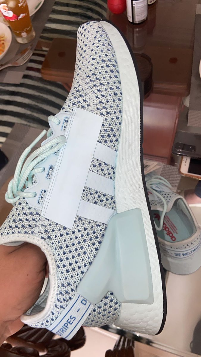 remito__'s tweet photo. Increíblemente @Dafiti_Colombia le envía unos zapatos supuestamente originales y nuevos a mi novio que llegan sucios y rotos; se pide el cambio y no lo realizan que porque el producto no está en buenas condiciones, grandes maneras de robar $363.715 a la gente @sicsuper https://t.co/TCvG9wNN5A