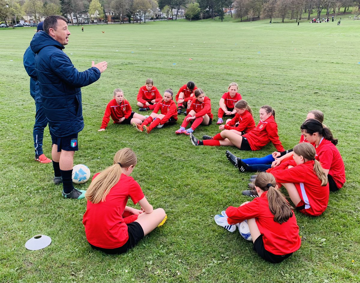 btuwomenfc's tweet photo. Captain fantastic @laurenharris_2 was at it again tonight, inspiring the next generation of female footballers in Barry 💪🏼
Our U12s Yellows will undoubtedly benefit from her expert advice & guidance. 💛💙
#DevelopInspirePerform
#RoleModel
#UpTheTown https://t.co/8WnzjsWn6L