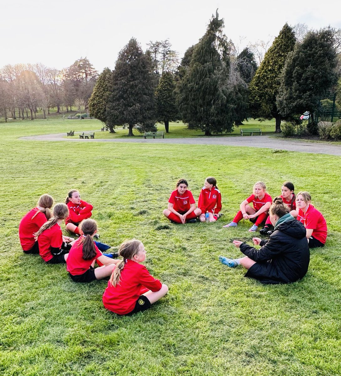 btuwomenfc's tweet photo. Captain fantastic @laurenharris_2 was at it again tonight, inspiring the next generation of female footballers in Barry 💪🏼
Our U12s Yellows will undoubtedly benefit from her expert advice & guidance. 💛💙
#DevelopInspirePerform
#RoleModel
#UpTheTown https://t.co/8WnzjsWn6L