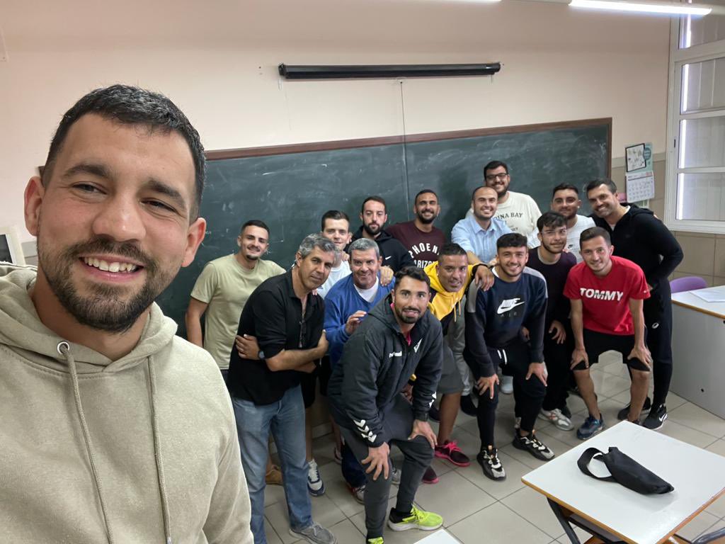 Ch3it0AB's tweet photo. Hoy acabo de darle clases a este gran grupo humano… 

Mil gracias, futuros #Misters 🙏🏻⚽️

#Nivel1 #Acadef @Acadefgranca https://t.co/yPoW3LHep6