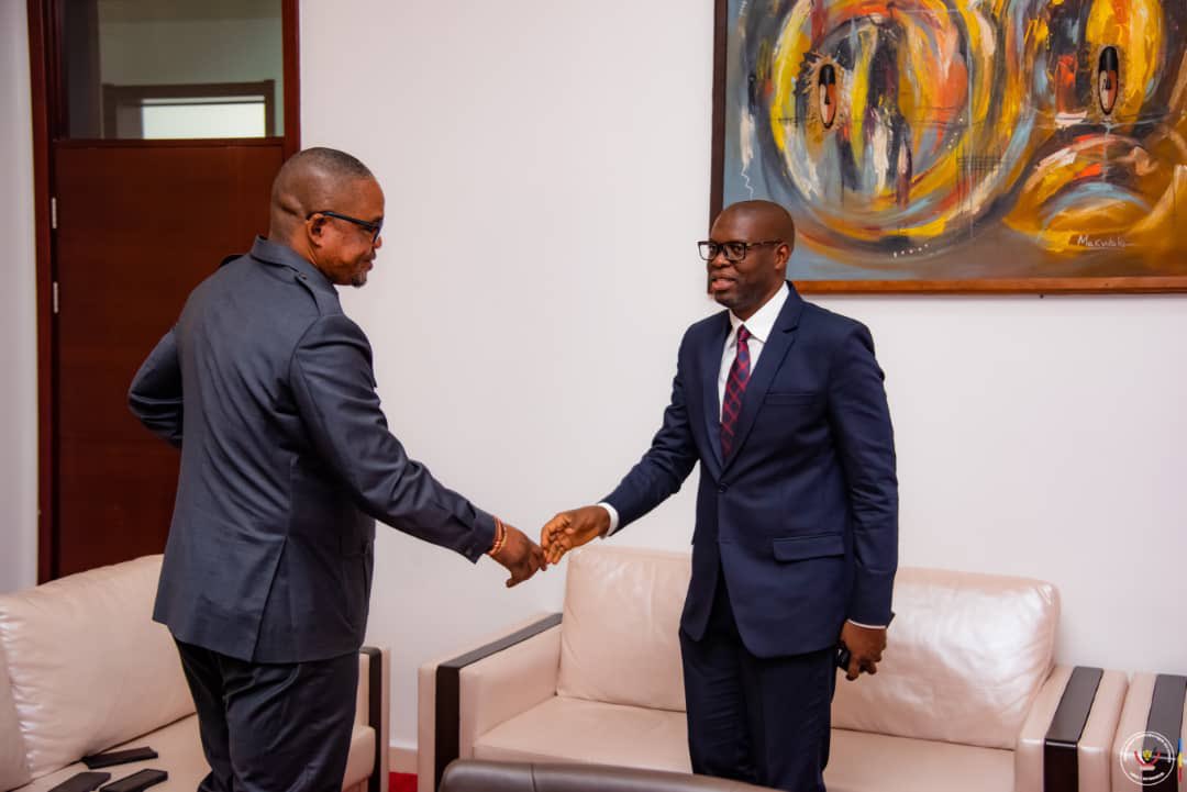Alix_rdc's tweet photo. Faisant de la sécurité de congolais la priorité des priorités, le premier Policier de la République, le VPM @kazadi_peter a reçu en audience le Gouv. du Haut Katanga @JacquesKyabula  à qui il a donné des orientations pour le renforcement de la sécurité ds la ville de Lubumbashi. https://t.co/5YFCm0iUxQ