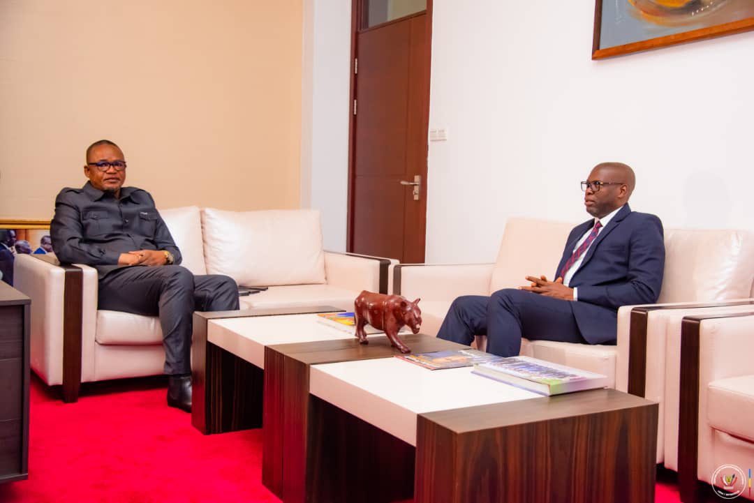 Alix_rdc's tweet photo. Faisant de la sécurité de congolais la priorité des priorités, le premier Policier de la République, le VPM @kazadi_peter a reçu en audience le Gouv. du Haut Katanga @JacquesKyabula  à qui il a donné des orientations pour le renforcement de la sécurité ds la ville de Lubumbashi. https://t.co/5YFCm0iUxQ