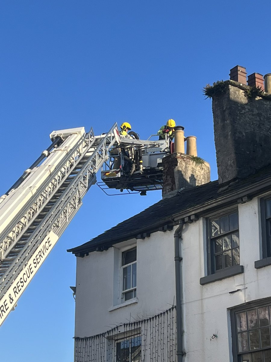 A busy day for Kendal White watch, a mornings initial HVP course for our newest crew members followed by a couple of incidents this afternoon. Attending a dangerous structure in Kendal with assistance from our colleagues from Barrow with their ALP #oneteam🔥🚒👍🏻