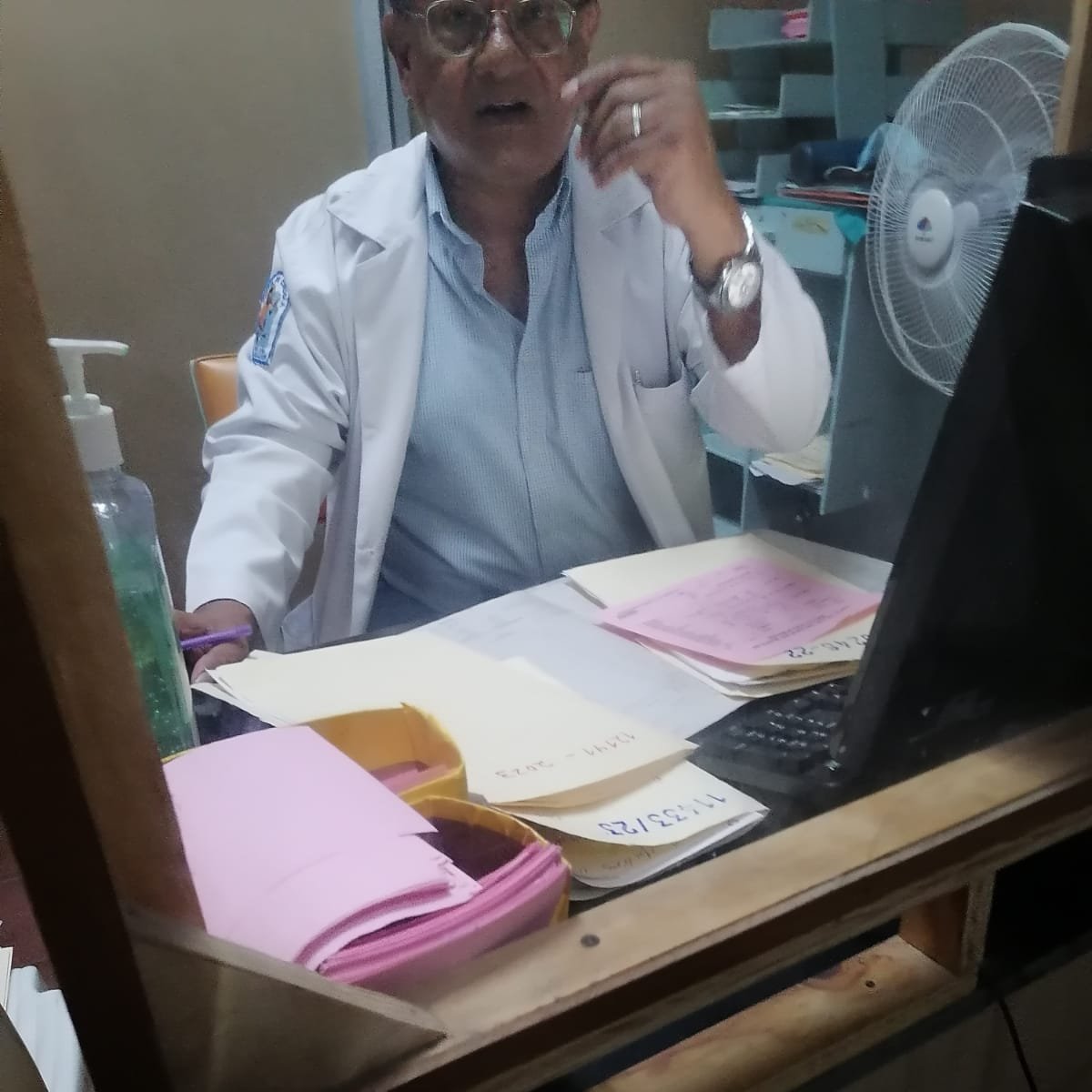soyricardorivas's tweet photo. No soy de hacer este tipo de publicaciones, pero hoy en el Hospital Nacional San Juan de Dios de Santa Ana mi mamá fue humillada y agredida verbalmente por el doctor Rafael Enrique Guerra Alarcón, que ni siquiera quiso diagnosticarla después de una cita de más de 1 mes de espera. https://t.co/kHLfm4ZdsH