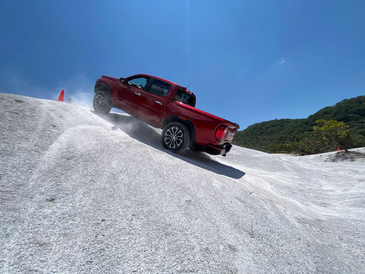 soyelrich's tweet photo. Tras más de 10 años fuera del mercado mexicano @GMCmexico trae de vuelta la Canyon en dos versiones AT4 ($1,124,400) y Denali ($1,198,400) impulsadas por un motor L4 2.7L turbocargado de 310 hp y 412 libras-pie de torque, AWD, 10 cámaras y suite de apps de Google. https://t.co/wM1asVF8nS