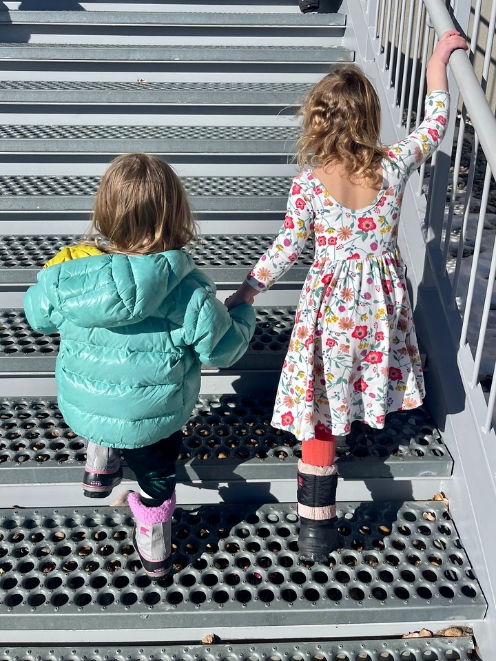 ECDSEagles's tweet photo. Sometimes you just need a little help from your friends 😁 We are taking advantage of this beautiful spring weather and the kids are making the most of their recess time outside!

https://t.co/TiPMqg4XdV https://t.co/AKJUxcj0bk