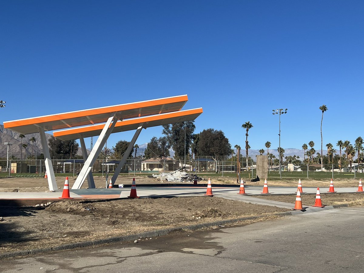 TheRCTC's tweet photo. 🏗️ It’s been one year since the #CVLink Demuth Park Access Point broke ground. Since then, construction crews have poured the signature orange/blue glass banding & concrete & installed shade structures to keep visitors cool.🚶♂️🚴♀️
@CV_Link @CVAGnews @CityofPS
#CoachellaValley https://t.co/dssQfLvLrs