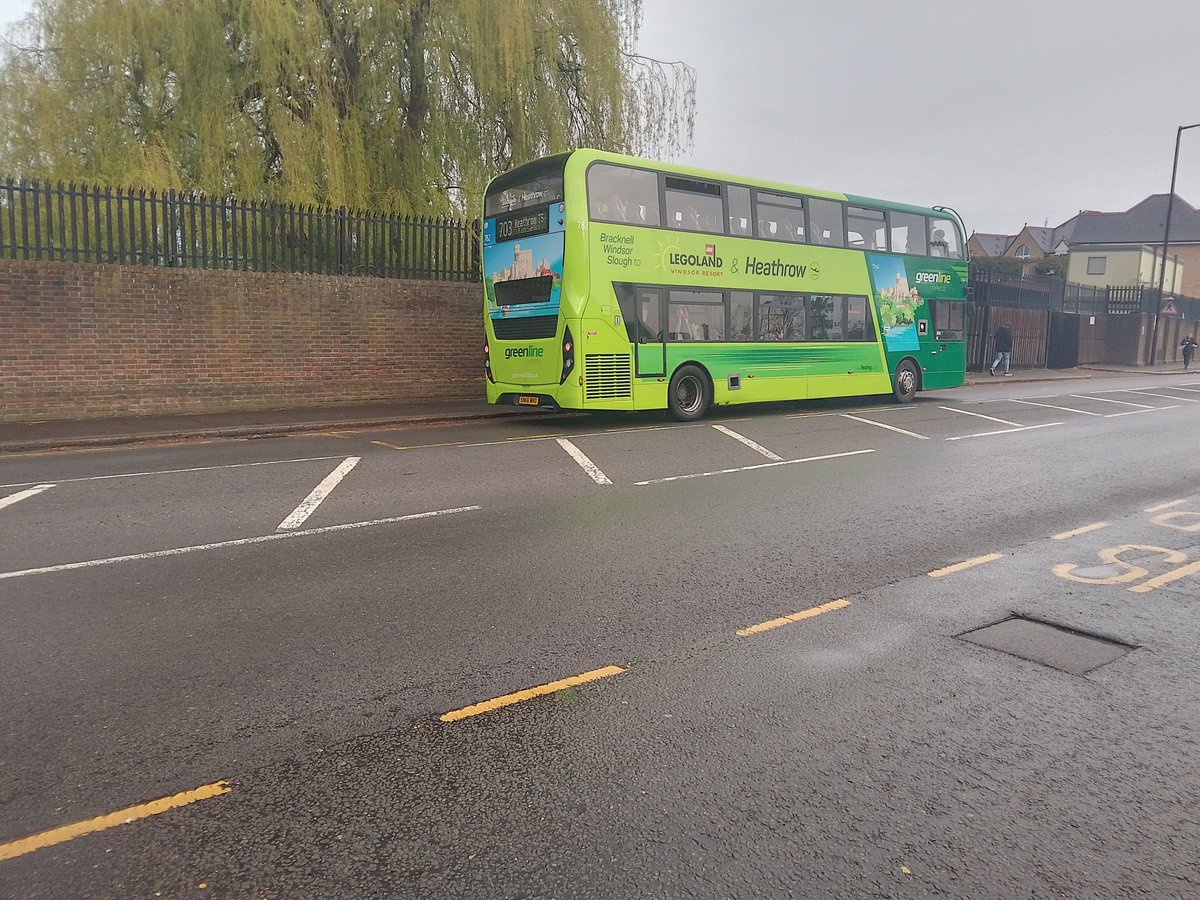 EveryStationUK's tweet photo. @ThamesValleyBus @GreenLine702 782 - SN66 WRD at Windsor Hospital on the 703 from Bracknell to Heathrow https://t.co/SvAX9j33xr