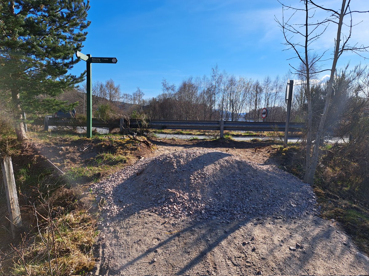 PennineRanger's tweet photo. @CNPRangers @cairngormsCEO  Whilst the new signage for #StrathspeyWay at Spey Bridge, #Kincraig is very nice, the track stops at a crash barrier, which in any case would be a pretty dangerous place to force users join a narrow road on a blind bend. What are your plans for this? https://t.co/l2X9wUmZFj