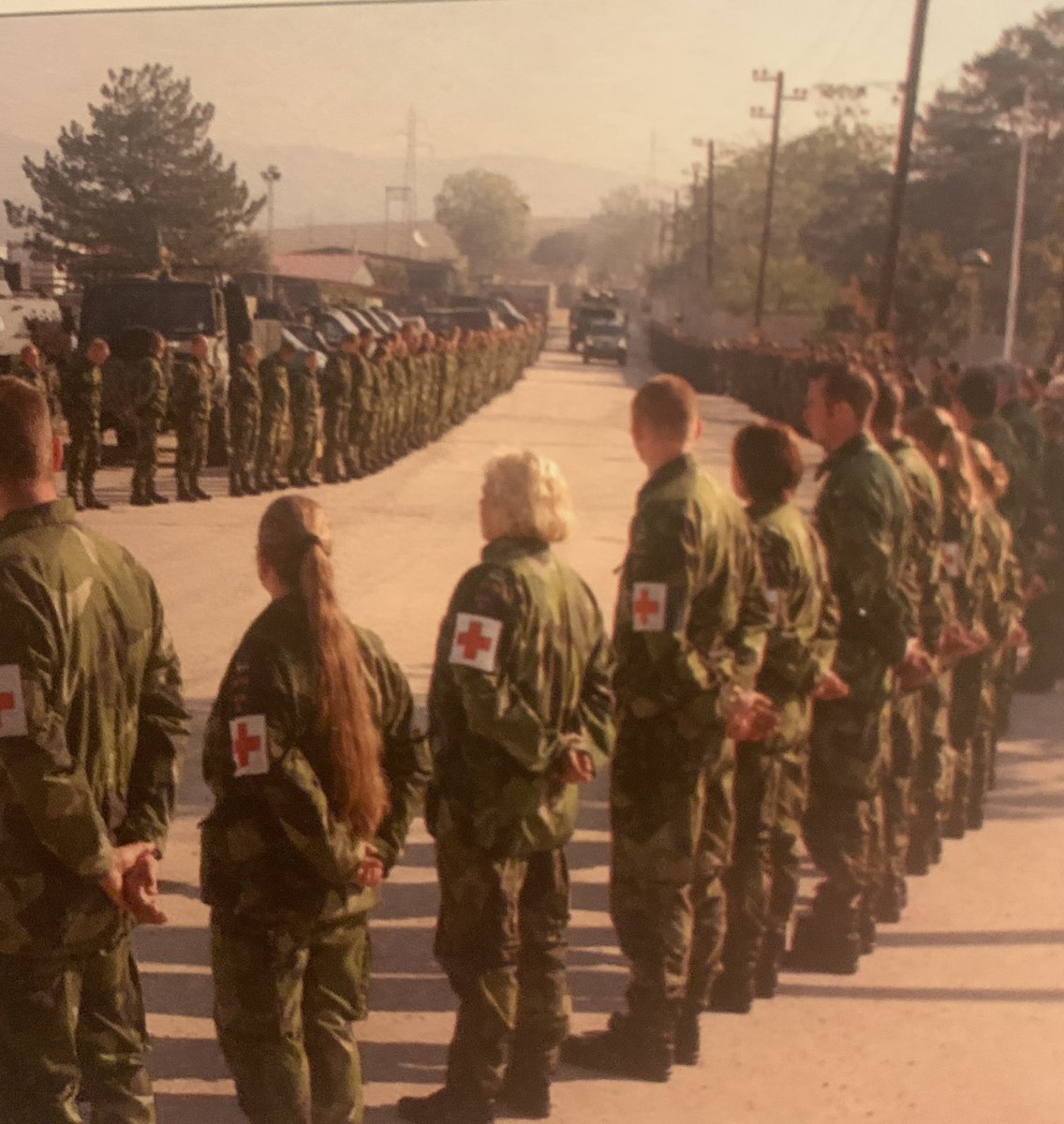 Att bilda häck och hedra de förbipasserande är en ynnest att få göra. För 20 år sedan deltog jag lyckligtvis endast i två stycken då det gällde svenska soldater som förolyckades i Kosovo ut KS07 och KS08. 
Denna häck gäller med livet som insats.
