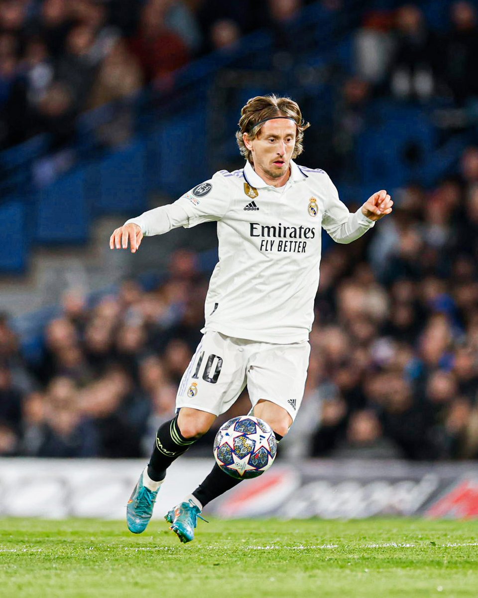 realmadriden's tweet photo. 🎩🪄 We all stand up a little straighter when @lukamodric10 has the ball. https://t.co/aHjNCuWNx2