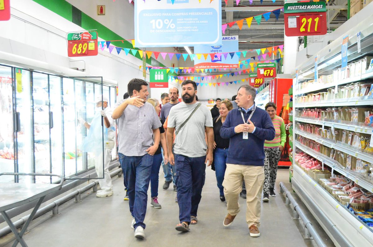 jochacv's tweet photo. DEL CAMPO A LA GÓNDOLA

Nos reunimos con autoridades del Chango Más de Orán y Tartagal para trabajar en un acuerdo y así lograr que los/as pequeños/as productores del Departamento de Orán puedan vender sus productos (frutas y verduras) en estos hipermercados. 

La iniciativa la vienen impulsando desde la Secretaría de Economía Social del MDSN el subsecretario @ale_peluca_gramajo y el coordinador @aceitunojulian , y en Buenos Aires ya está funcionando con éxito. 

Queremos lograr que los/as pequeños productores puedan vender a mejor precio y que los consumidores compren a mejor precio. Comercio Justo acercando estas dos partes de la cadena de producción sin intermediarios. Garantizando precio justo, frescura y disminución de la huella de carbono. Desde el INAFCI estamos trabajando para mejorar y aumentar la producción de la agricultura familiar campesina e indígena. 

#TierraTechoTrabajo
#JochaIntendente
#GustavoGobernador
#SaltaNosUne 
@inafciarg 
@gz_nacho