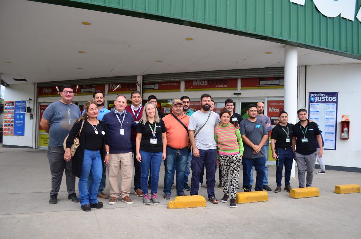 jochacv's tweet photo. DEL CAMPO A LA GÓNDOLA

Nos reunimos con autoridades del Chango Más de Orán y Tartagal para trabajar en un acuerdo y así lograr que los/as pequeños/as productores del Departamento de Orán puedan vender sus productos (frutas y verduras) en estos hipermercados. 

La iniciativa la vienen impulsando desde la Secretaría de Economía Social del MDSN el subsecretario @ale_peluca_gramajo y el coordinador @aceitunojulian , y en Buenos Aires ya está funcionando con éxito. 

Queremos lograr que los/as pequeños productores puedan vender a mejor precio y que los consumidores compren a mejor precio. Comercio Justo acercando estas dos partes de la cadena de producción sin intermediarios. Garantizando precio justo, frescura y disminución de la huella de carbono. Desde el INAFCI estamos trabajando para mejorar y aumentar la producción de la agricultura familiar campesina e indígena. 

#TierraTechoTrabajo
#JochaIntendente
#GustavoGobernador
#SaltaNosUne 
@inafciarg 
@gz_nacho