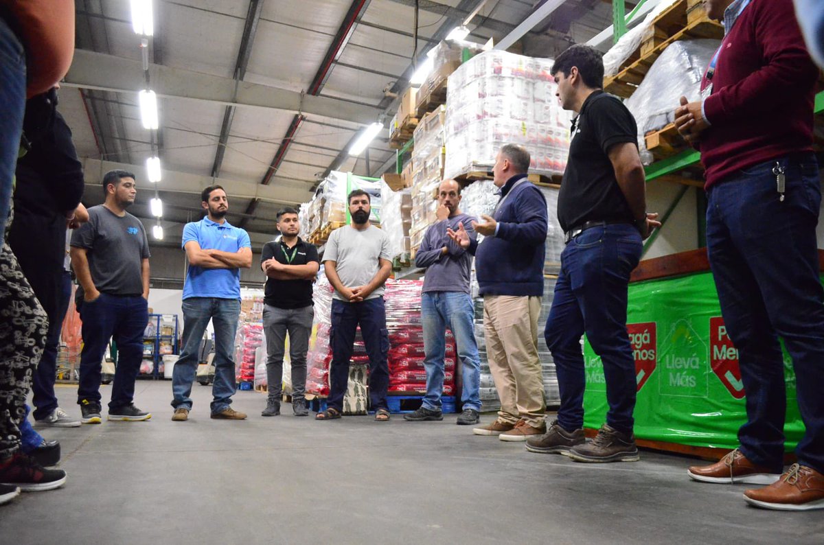 jochacv's tweet photo. DEL CAMPO A LA GÓNDOLA

Nos reunimos con autoridades del Chango Más de Orán y Tartagal para trabajar en un acuerdo y así lograr que los/as pequeños/as productores del Departamento de Orán puedan vender sus productos (frutas y verduras) en estos hipermercados. 

La iniciativa la vienen impulsando desde la Secretaría de Economía Social del MDSN el subsecretario @ale_peluca_gramajo y el coordinador @aceitunojulian , y en Buenos Aires ya está funcionando con éxito. 

Queremos lograr que los/as pequeños productores puedan vender a mejor precio y que los consumidores compren a mejor precio. Comercio Justo acercando estas dos partes de la cadena de producción sin intermediarios. Garantizando precio justo, frescura y disminución de la huella de carbono. Desde el INAFCI estamos trabajando para mejorar y aumentar la producción de la agricultura familiar campesina e indígena. 

#TierraTechoTrabajo
#JochaIntendente
#GustavoGobernador
#SaltaNosUne 
@inafciarg 
@gz_nacho