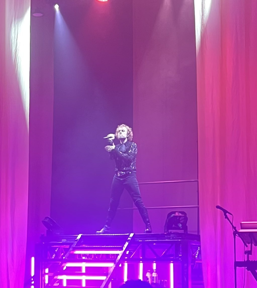 ZenFeline's tweet photo. I cried so much…spending almost 30 years using his music to heal and grow through my pain…and he was finally real, right in front of me ❤️ @darrenhayes https://t.co/3BXl864DoE